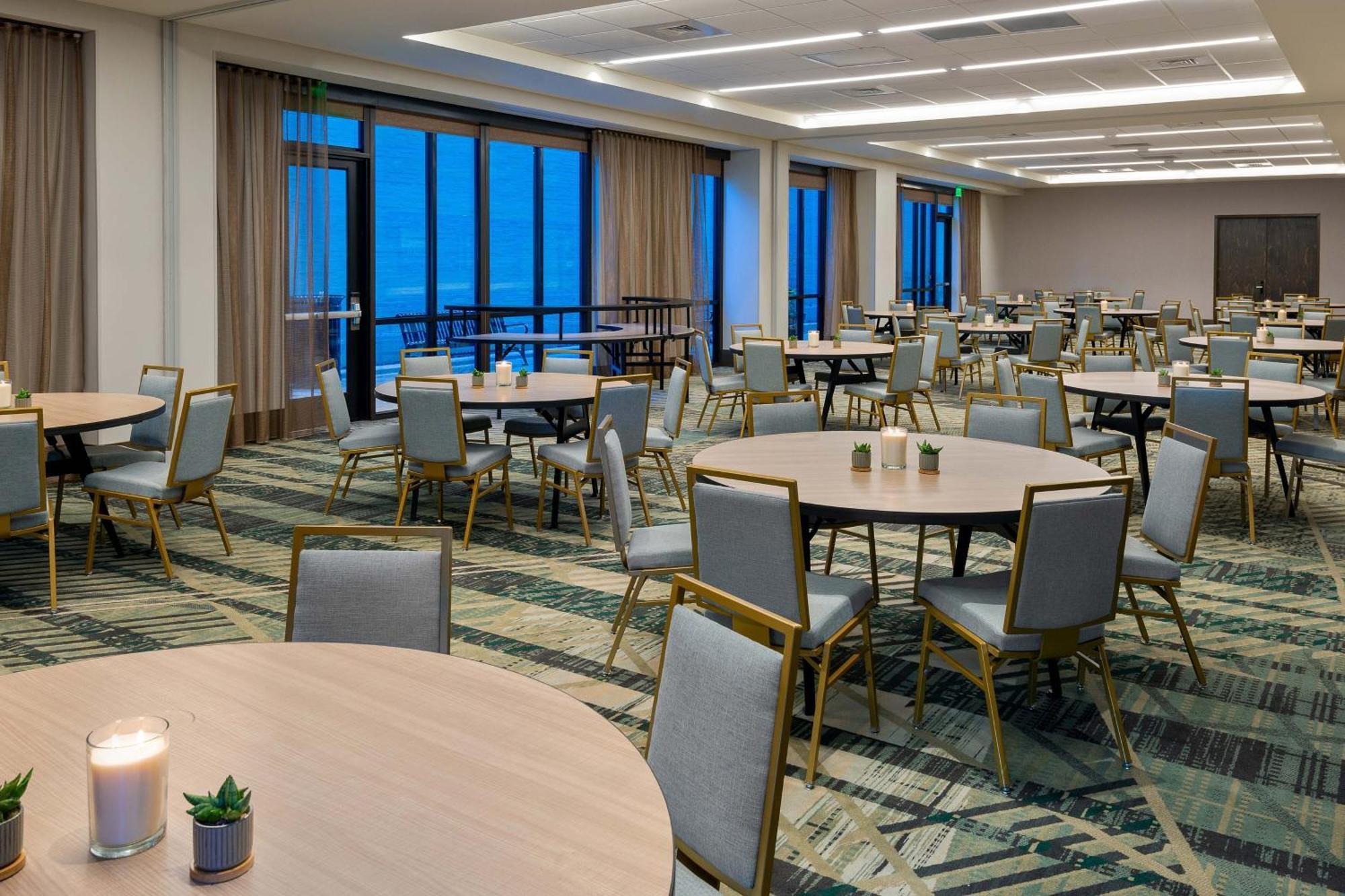 Отель Courtyard By Marriott Atlanta Midtown Экстерьер фото