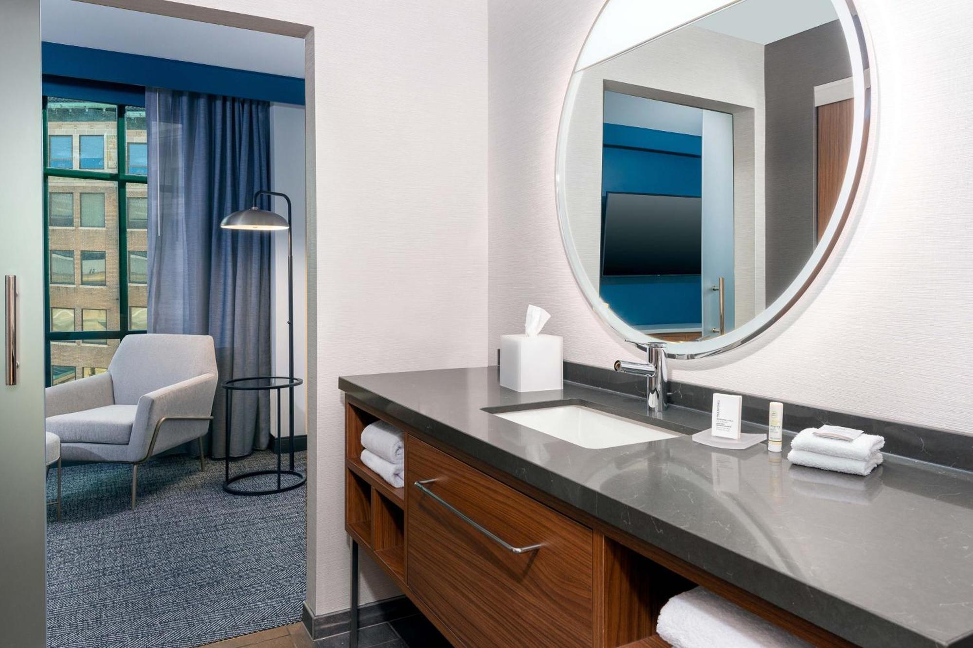 Отель Courtyard By Marriott Atlanta Midtown Экстерьер фото