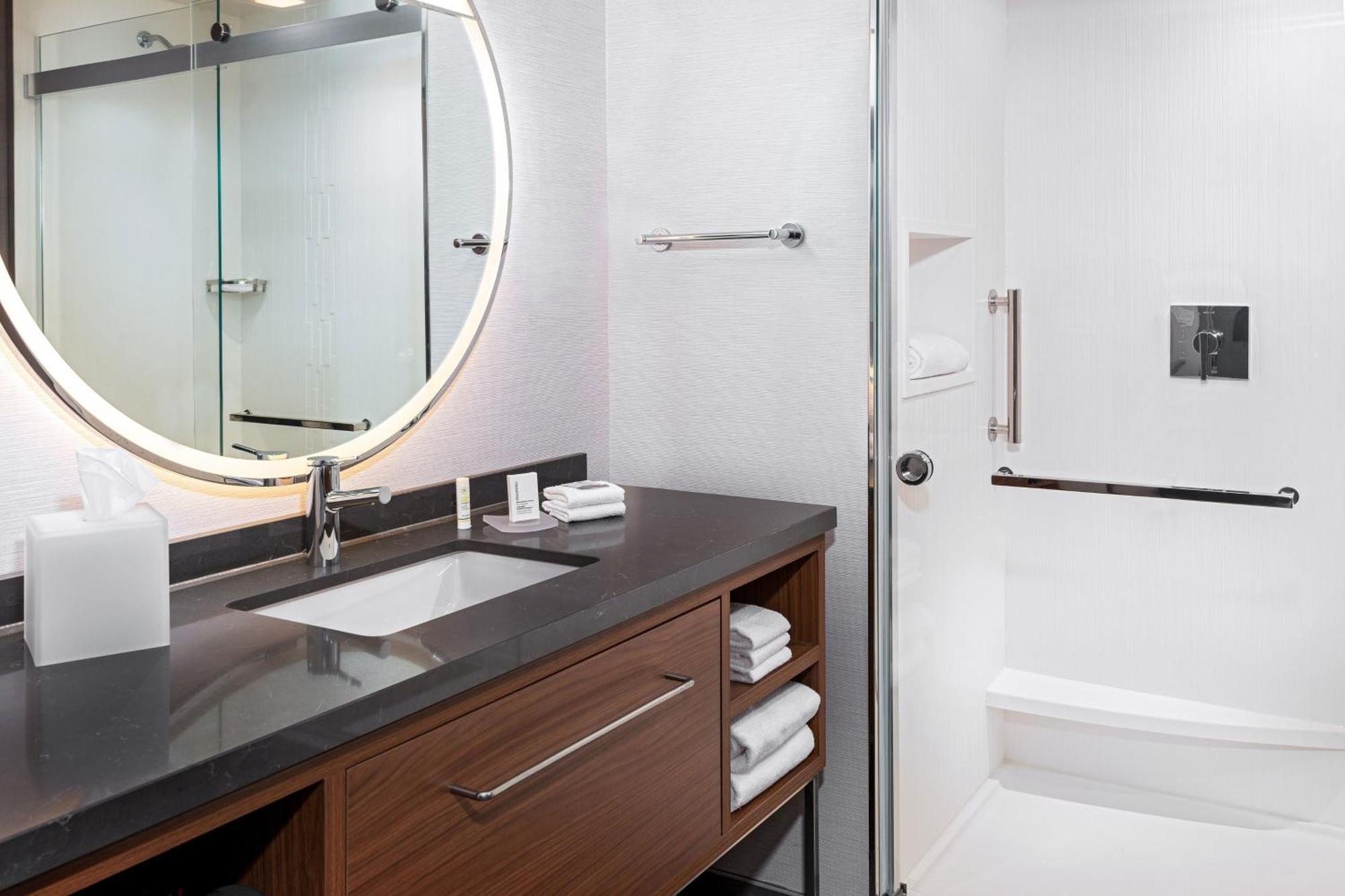 Отель Courtyard By Marriott Atlanta Midtown Экстерьер фото