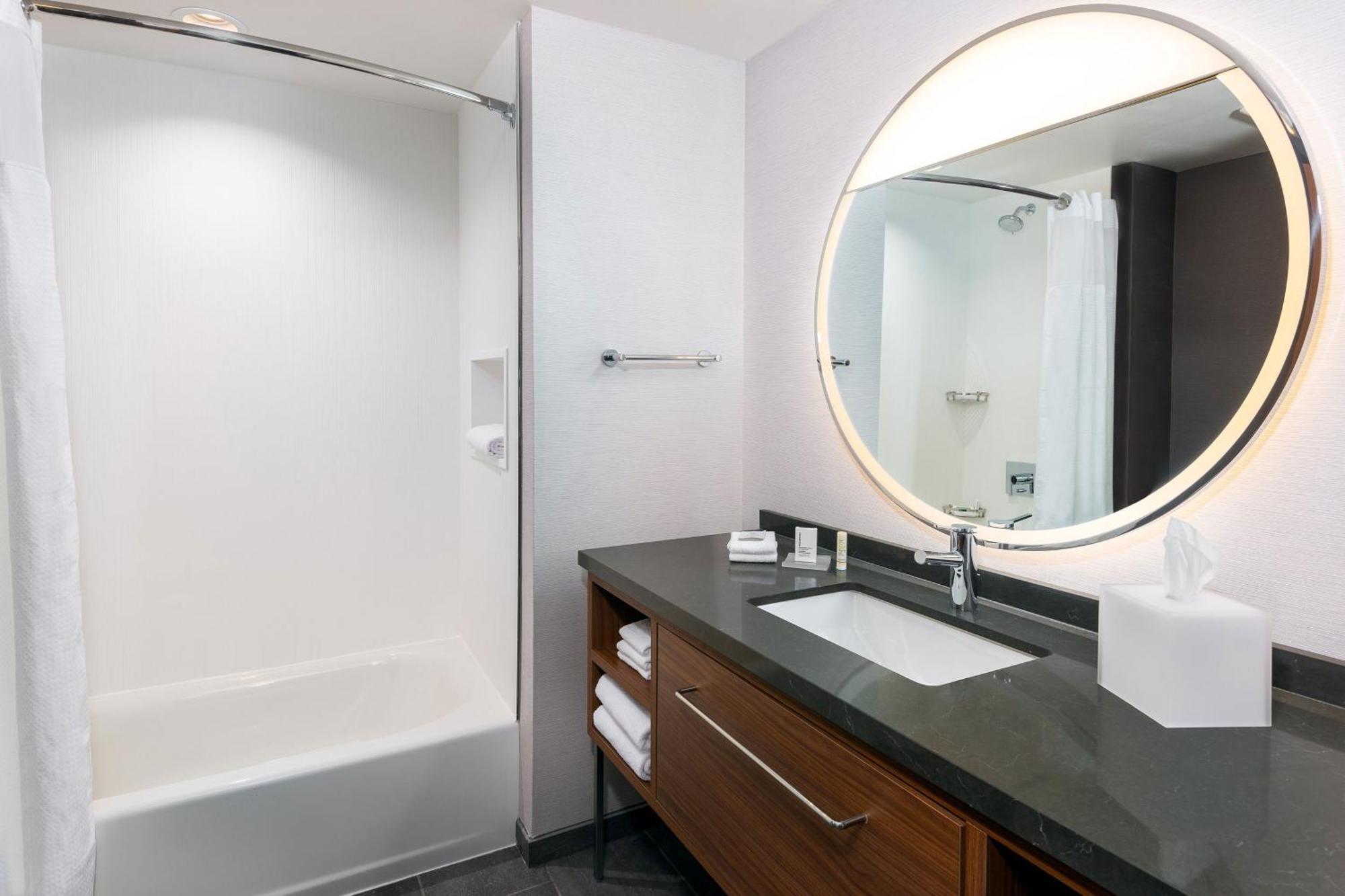 Отель Courtyard By Marriott Atlanta Midtown Экстерьер фото