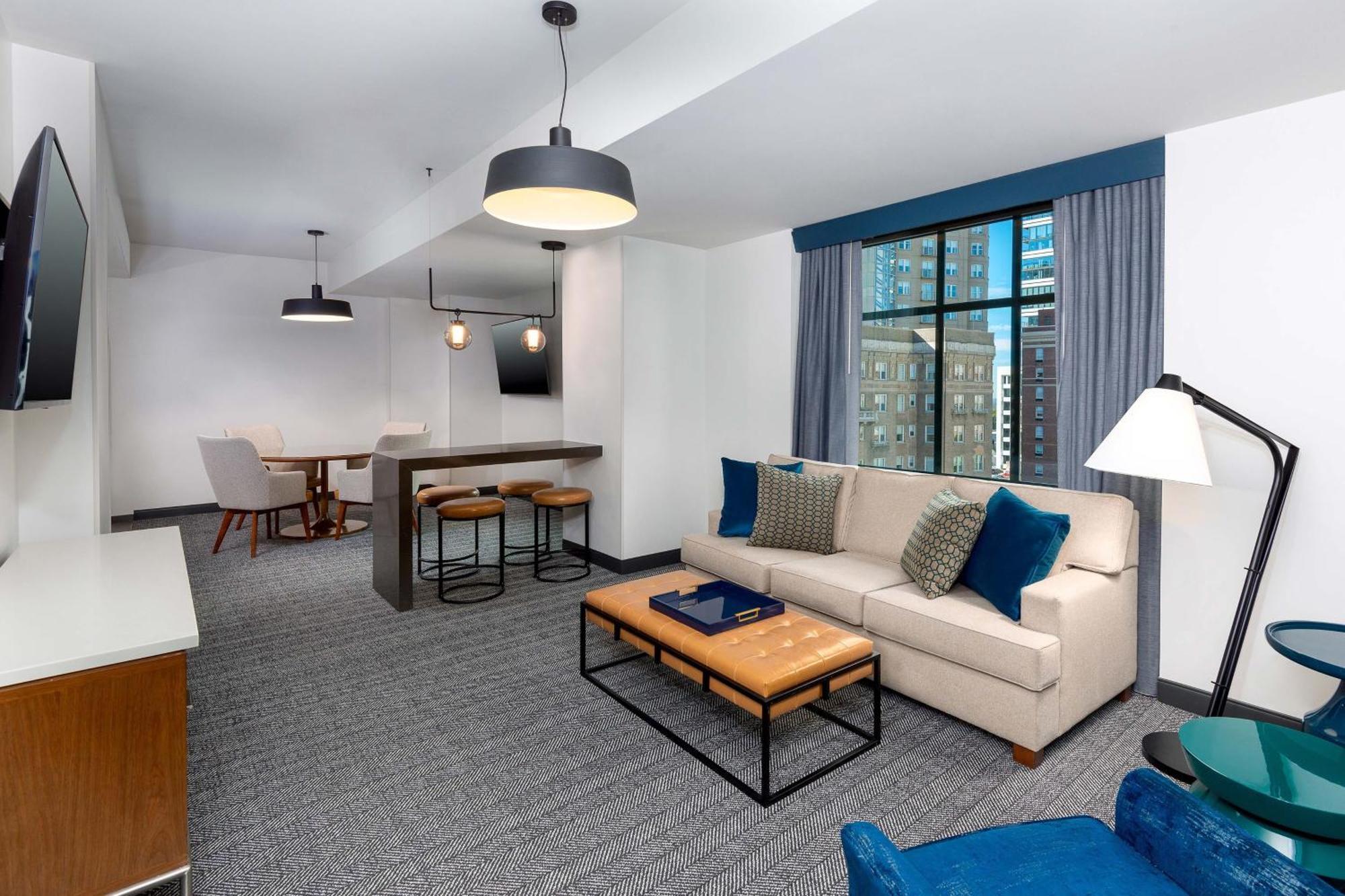 Отель Courtyard By Marriott Atlanta Midtown Экстерьер фото