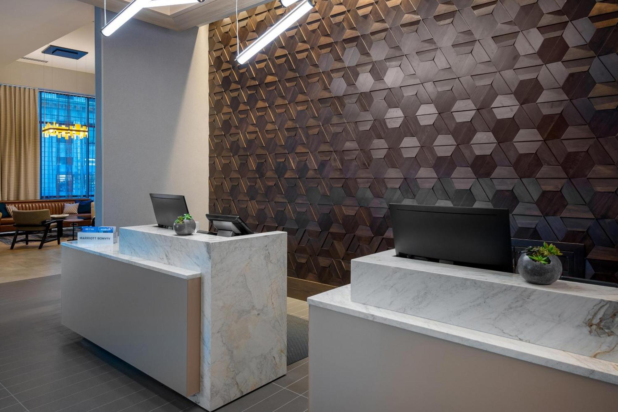 Отель Courtyard By Marriott Atlanta Midtown Экстерьер фото